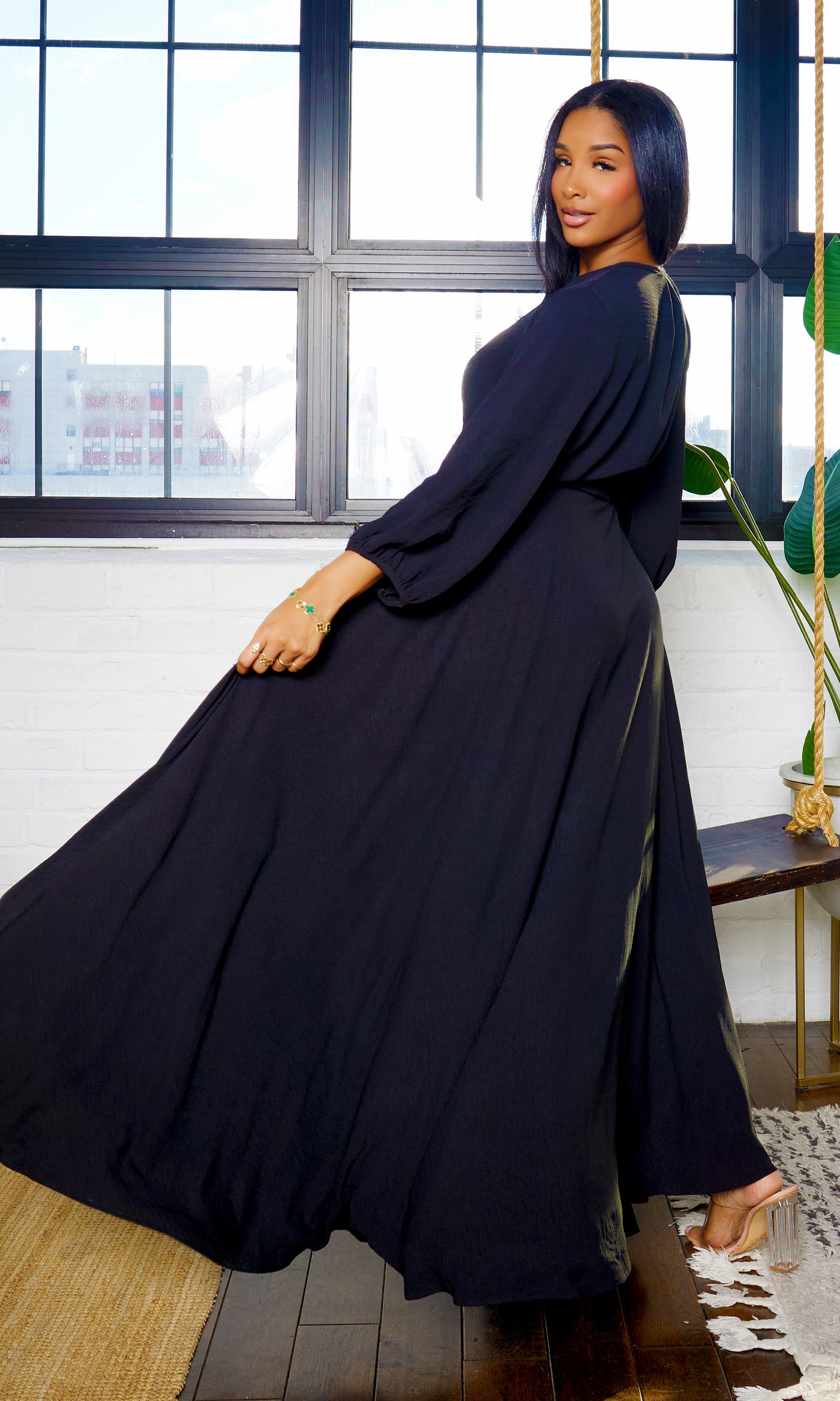 Aubree V-cut long sleeve Flowy Maxi Dress - Black