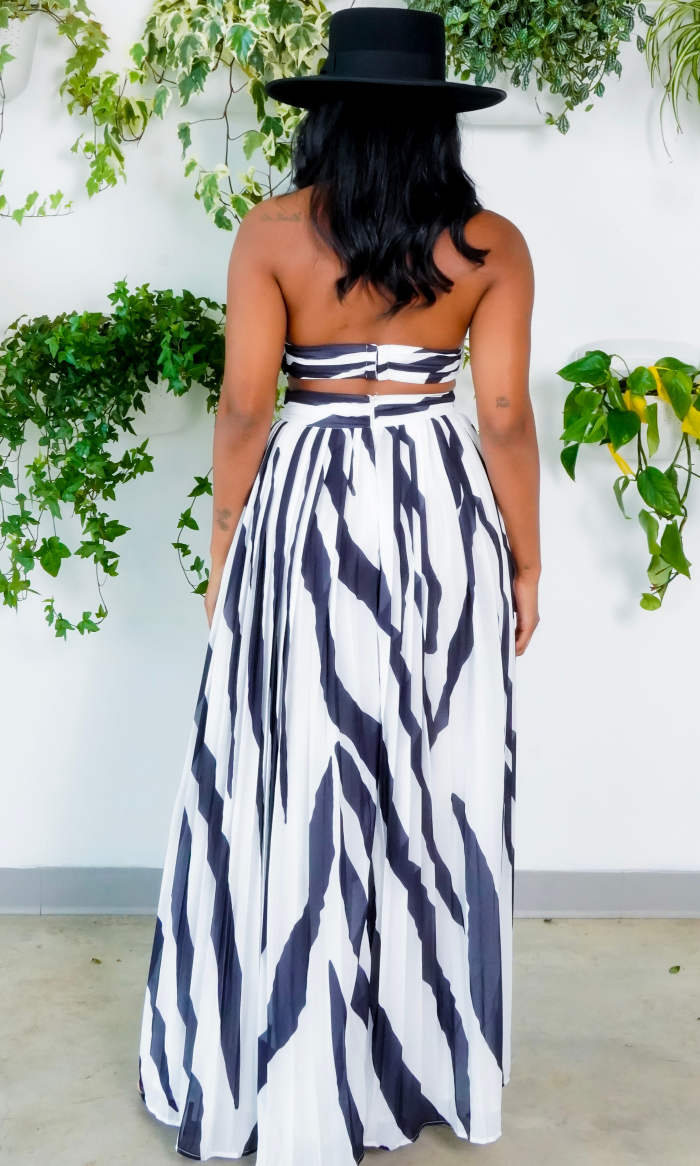 En Vogue | Cutout Back Dress - Black/ White - Cutely Covered